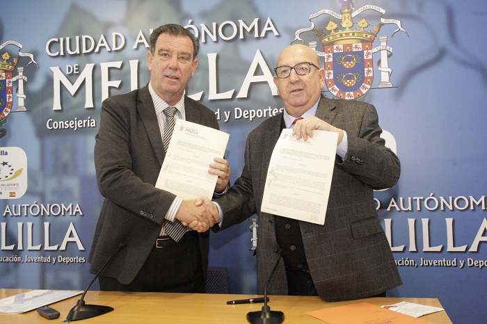 El consejero Antonio Miranda y el presidente de Cruz Roja, Julio Caro tras la firma
