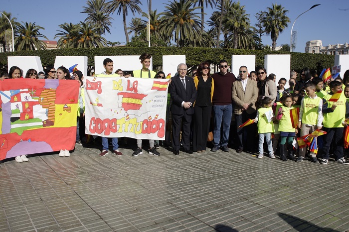 Murales y banderas nacionales para celebrar el Día de la Constitución Española