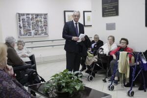 El director de la residencia, junto a un grupo de residentes