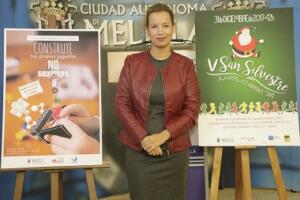 La viceconsejera Isabel Moreno, junto a los carteles anunciadores de estas actividades
