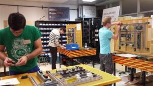 Las acciones formativas están dirigidas a jóvenes de la ciudad o menores acogidos