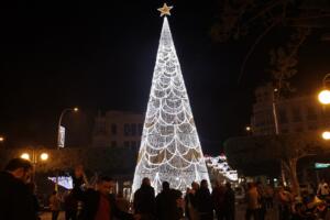 Fotografía del árbol de navidad situado en la Plaza de España donde se reúnen los melillenses