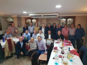 Foto de familia de los asistentes al homenaje a Pedro Botello