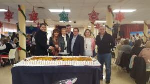 Al encuentro acudieron distintas autoridades que fueron los encargados de cortar la tarta que luego disfrutarían los asistentes