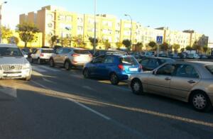 En la imagen, la cola de ayer en la frontera coincidiendo con los vehículos que salían del nuevo Parque Comercial, originándose por momentos auténticos embotellamientos.