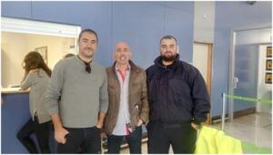 Dos miembros de CSIF Air Europa con Sergio Ramírez