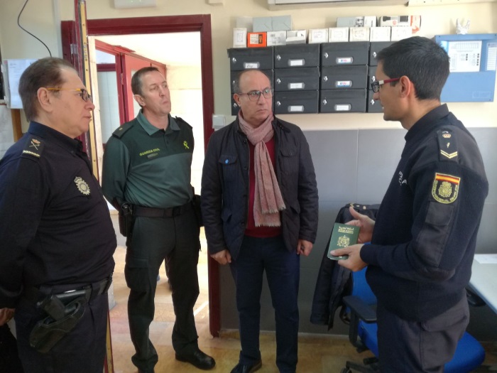 En su visita a los puestos fronterizos tuvo oportunidad de departir con trabajadores de las Oficinas de Asilo como de Pasaportes (en la foto)