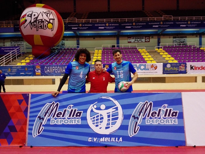 Bruno Verissimo, David Sánchez y Stéfano Nassini posan con los escudos del Club Voleibol Melilla y de Melilla Deporte