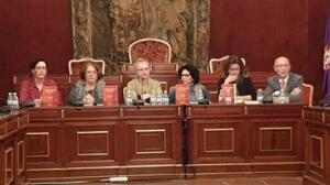 La escritora melillense, a la derecha de la presidenta del acto