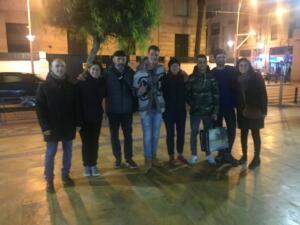 Los eurodiputados, junto con Palazón y otros voluntarios que apoyan a los menores en la calle (FOTO TW @Josu_Juaristi)