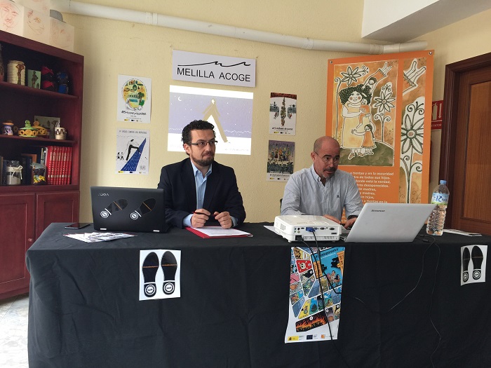 Jose Miguel Morales con un representante de Melilla Acoge cerrando la campaña