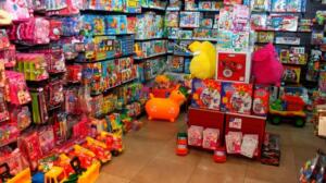 Compruebe que los juguetes lleven el sello CE y que las instrucciones están en castellano