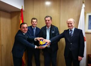 Javier Mateo y Antonio Miranda, en la reunión que mantuvieron en Madrid con el presidente de la Federación Española de Voleibol
