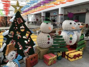 Fotografía de los adornos navideños situados en el mercado Central