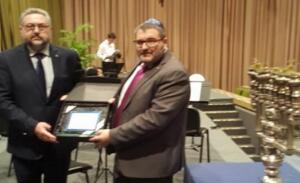 El presidente de Mem Guímel y uno de sus directivos muestran el premio recibido en Torremolinos