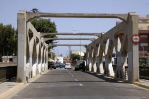 El deterioro del puente se debe a que está construido con hormigón armado, cuyas fisuras permiten la filtración de agua