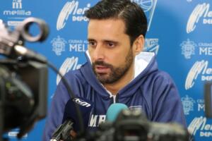 Alejandro Alcoba, ayer durante su intervención ante los compañeros de la prensa local