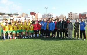 Las autoridades posando con los jugadores llegados a nuestra ciudad