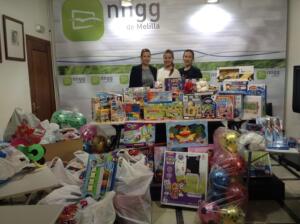 Las responsables de NNGG junto a los juguetes recaudados