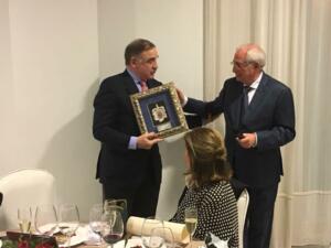 Imbroda entrega un recuerdo a Fernando Gutiérrez