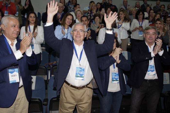 Juan José Imbroda, presidente de la Ciudad y del PP, tras su reelección en el partido en 2017