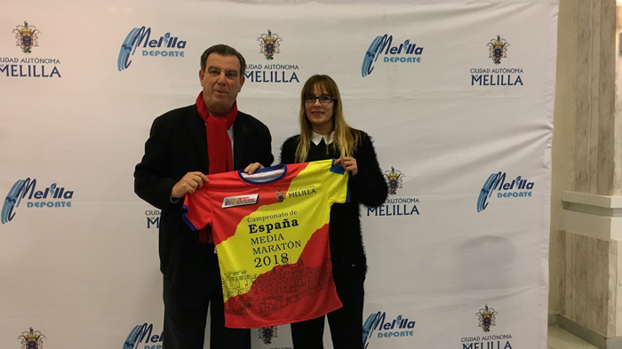 El consejero y la delegada de la Real Federación Española posan con la camiseta conmemorativa del evento