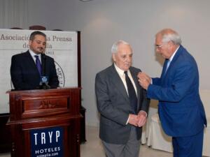 Paco Roldán recibiendo la insignia de oro de la Asociación de la Prensa