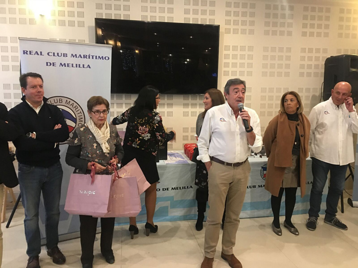 La directiva del Real Club Marítimo de Melilla, encabezada por su presidente, José Manuel Calzado, fue la encargada de entregar los trofeos a los premiados