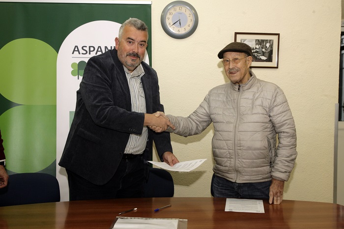 Momento de la firma entre el presidente de Aspanies y el del Banco de Alimentos