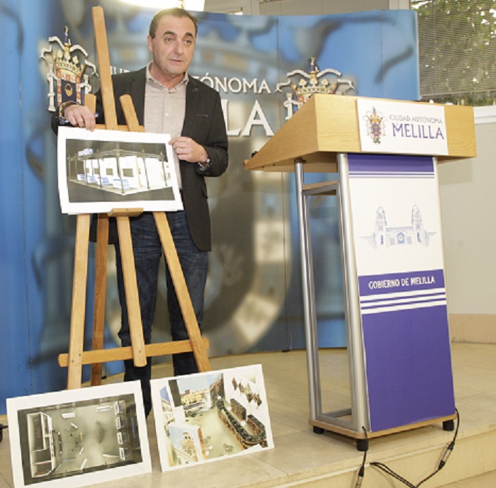El viceconsejero de Turismo, Javier Mateo, enseñando los modelos del stand de Melilla