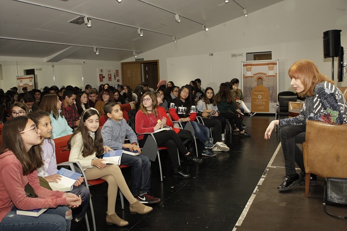 La escritora de literatura juvenil, Ana Alonso en la sala de ensayos del Kursaal