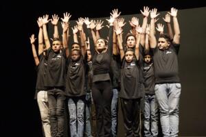 Los alumnos, en plena representación, junto a la profesora Natalia Díaz