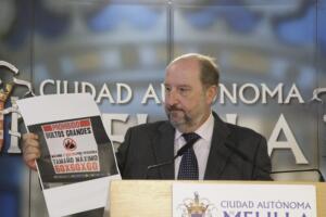 Carteles que se han colocado en la COA para avisar de las nuevas normas desde el lunes