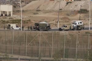 Agentes marroquíes, al otro lado de la valla fronteriza