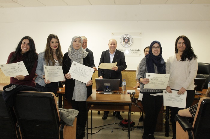 Alumnas de la Universidad de Granada en el Campus de Melilla recibiendo sus diplomas ayer