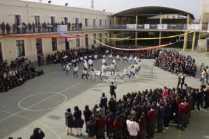 Los alumnos bailan el tema Madre Tierra