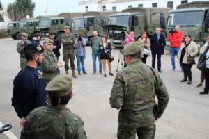 El comandante general, Fernando Gutiérrez Díaz de Otazu, con los periodistas de Melilla