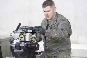 El sargento 1º, José Francisco Garcés, con un motor fuera borda en la unidad logística 24