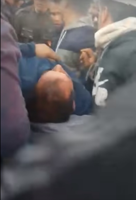 Uno de los heridos en la parte marroquí llevado en camilla