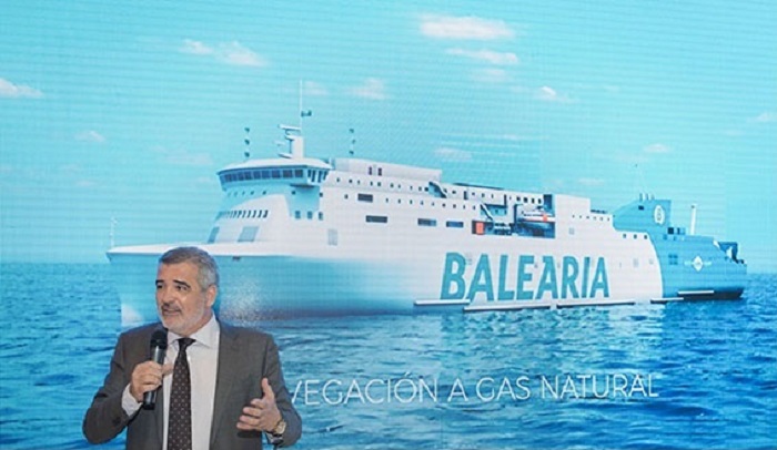 El presidente de Balearia enseñando los dos buques