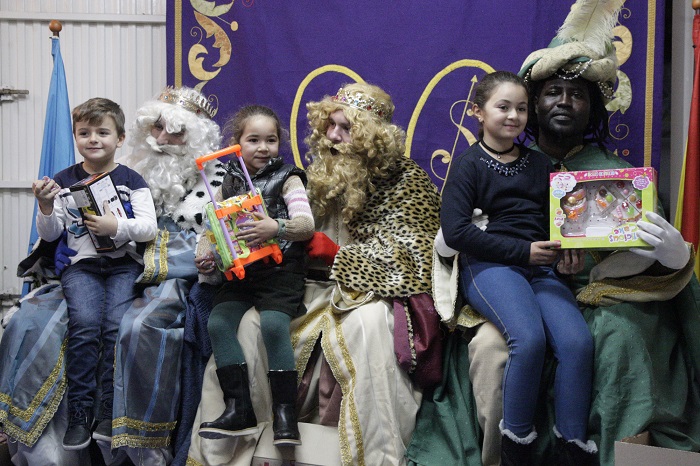 Los Reyes Magos del Barrio de la Victoria dándoles regalos a los niños melillenses