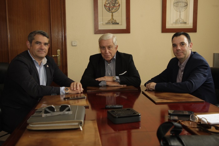 Un momento de la entrevista a los miembros del Colegio de A. de Fincas, con Fernando Pastor, Enrique Bohórquez y Jesús Terradillos, en la sede de MELILLA HOY