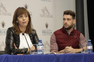 La consejera de Cultura, Fadela Mohatar y el actor melillense, Fran Antón, en rueda de prensa