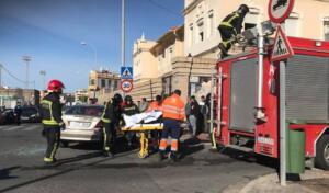 Al parecer el otro vehículo, cuyo conductor salió ileso, pudo saltarse el ceda el paso, aunque esta cuestión será la que tendrá que determinar la Policía Local, que ha sido la encargada de la confección del correspondiente atestado