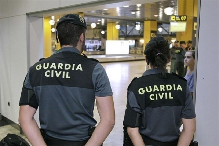 Imagen de dos guardias civiles de espaldas