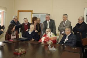 Fotografía del homenaje a Francisco Reyes con su familia, la viceconsejera del Mayor Carmina San Martín y Daniel Ventura