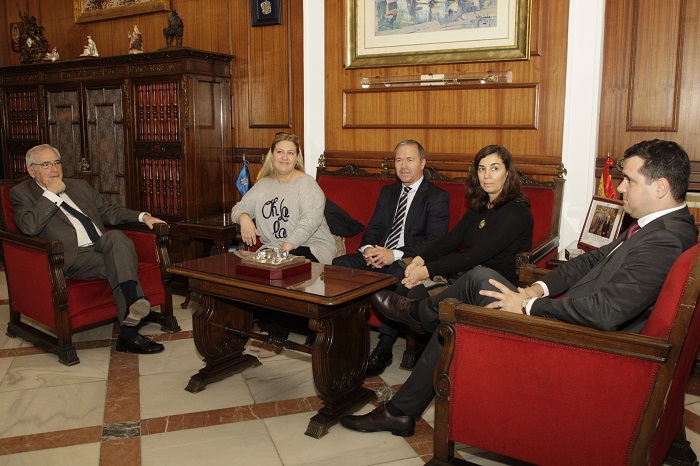El presidente Juan José Imbroda, Miguel Marín y Virginia López del sector de cruceros