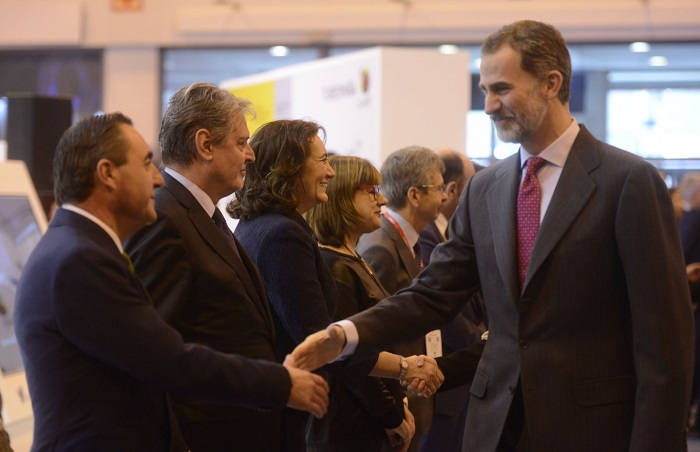 Imagen del Rey Felipe dándole la mano al viceconsejero de Turismo, Javier Mateo, en la Feria Internacional de Turismo 2018