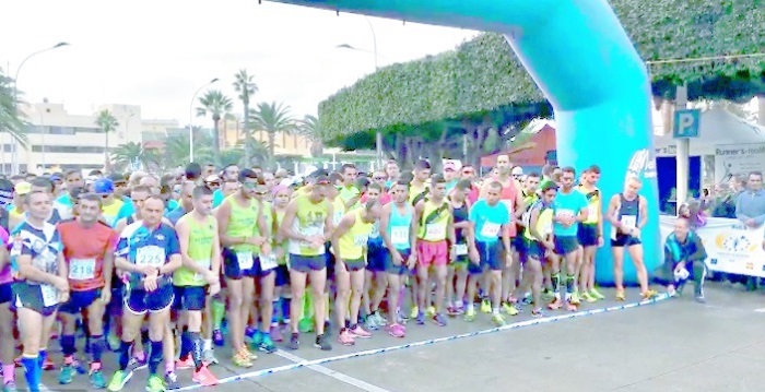 Imagen de la salida de los participantes en la V Media Maratón Ciudad de Melilla