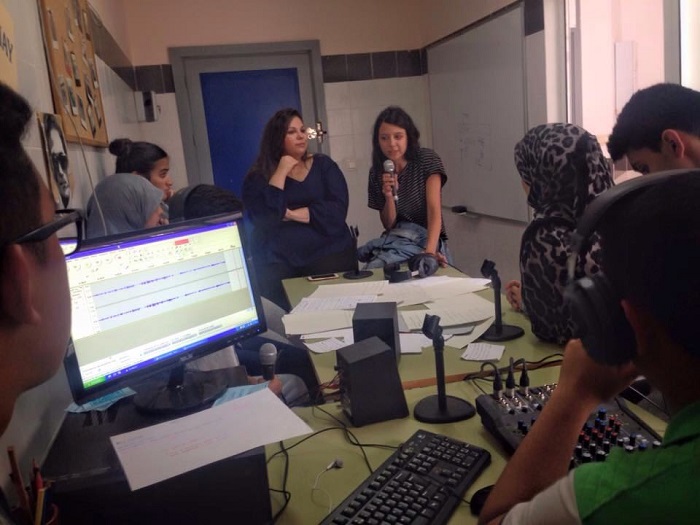Algunas estudiantes que participan en la radio escolar en el Instituto Rusadir